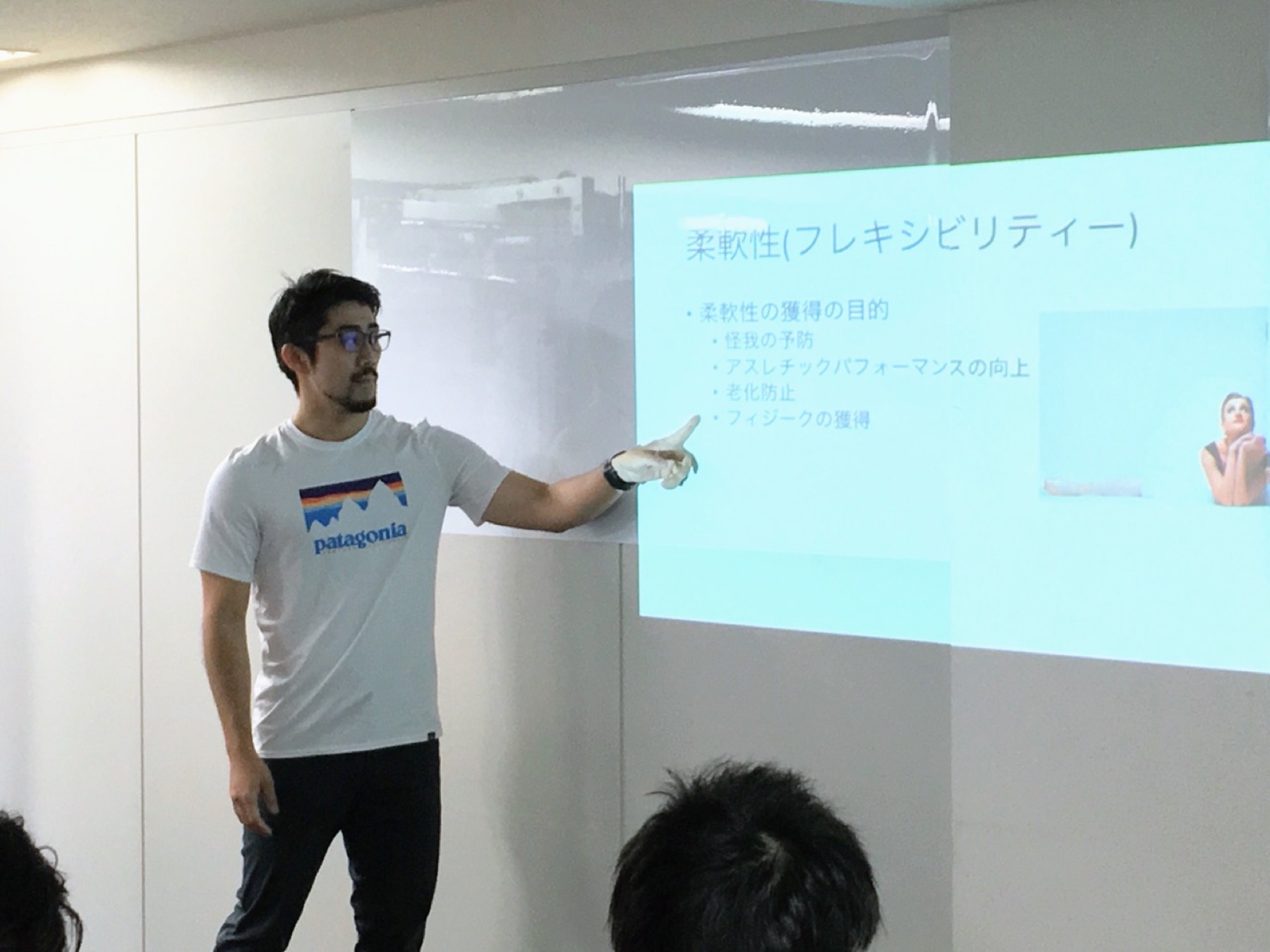 スライドを使って柔軟性について講義する様子